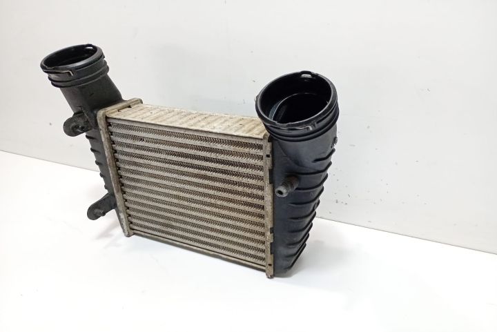 Radiator Intercooler  8D0145805 Skoda Superb prima generatie
