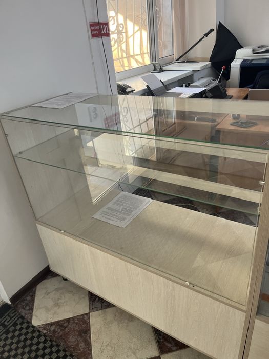 Продам стеклянную витрину