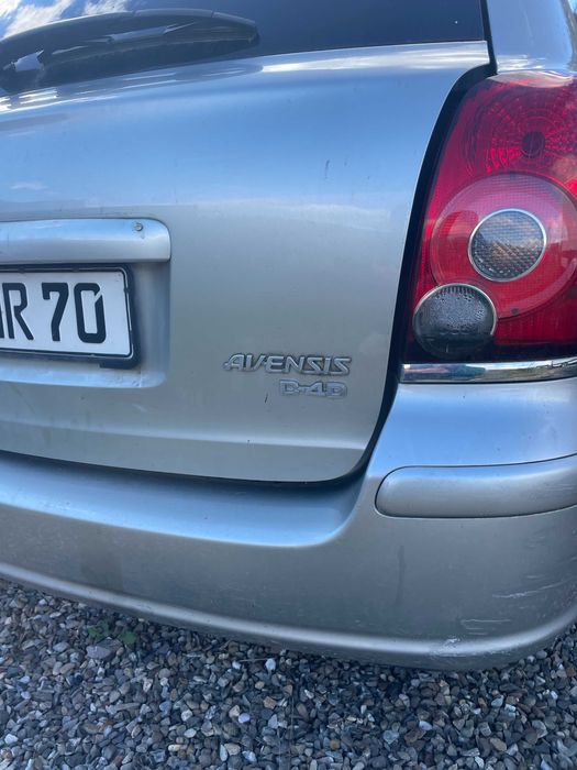 Dezmembrez toyota avensis D-4D