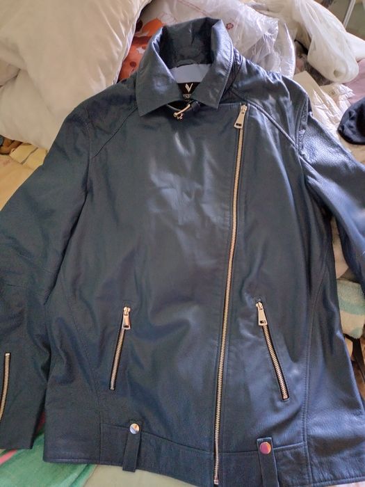 Продаю кожаную куртку женскую, размер М, новую.