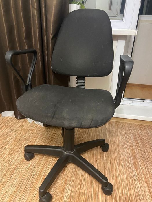 Офисное кресло в среднем состоянии