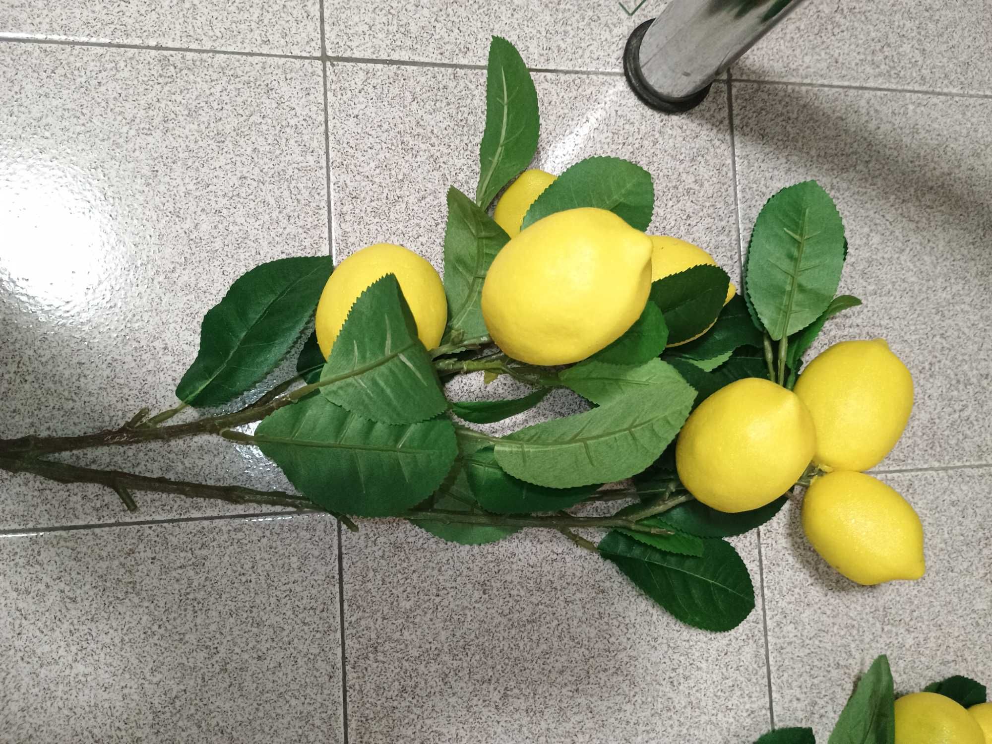 Изкуствени лимони на клонка