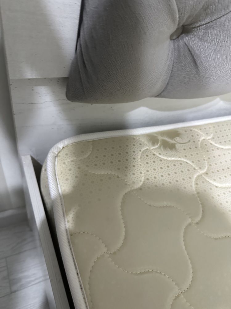 Срочно Продаётся двуспальная кровать с матрасом и тумбочками