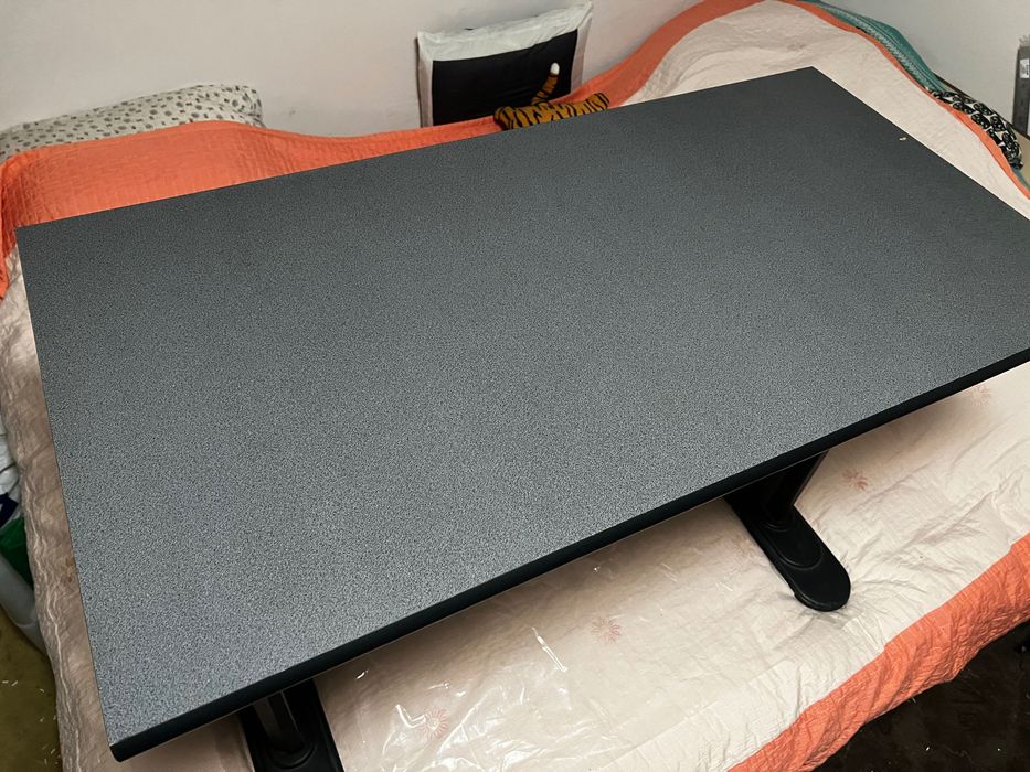 Birou din lemn cu suport din metal