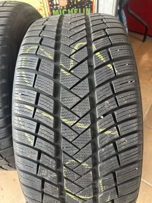 245/40/20-Vredestein