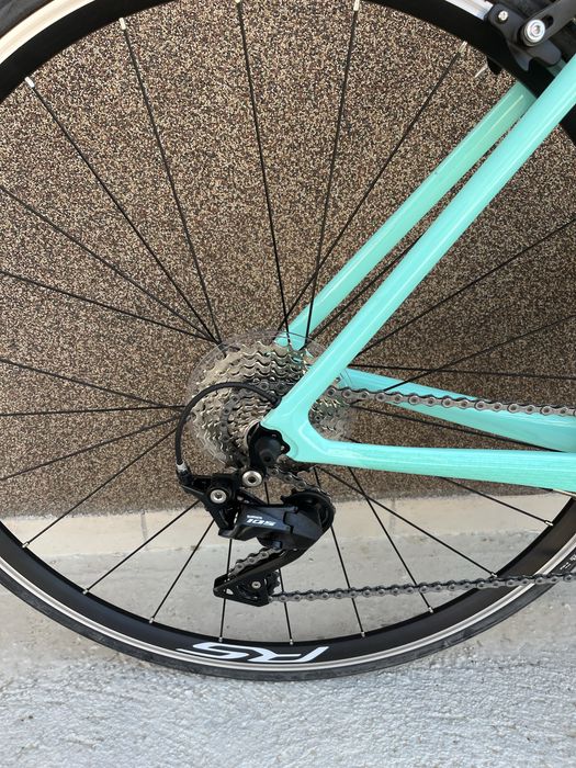 Карбонов шосеен велосипед Bianchi Sprint 105