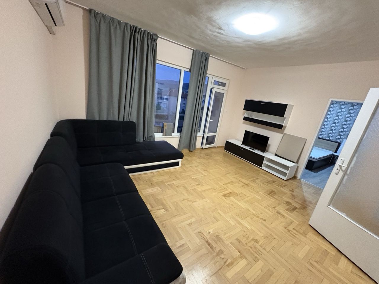 Дава се под наем Двустаен апартамент в Пловдив, Гагарин - 64 кв.м за 255 € - Снимка #1