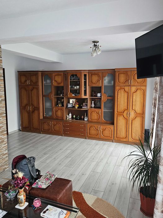 Mobilă de living din 5 corpuri aproape nouă