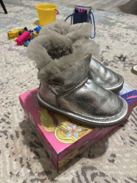 Продам зимную детскую обувь