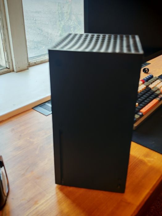 Продам XBOX SERIES X , 1тб памяти. Без геймпада