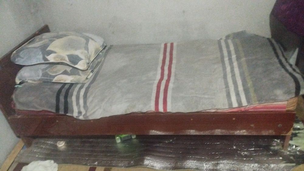 Holati yaxshi divan bor