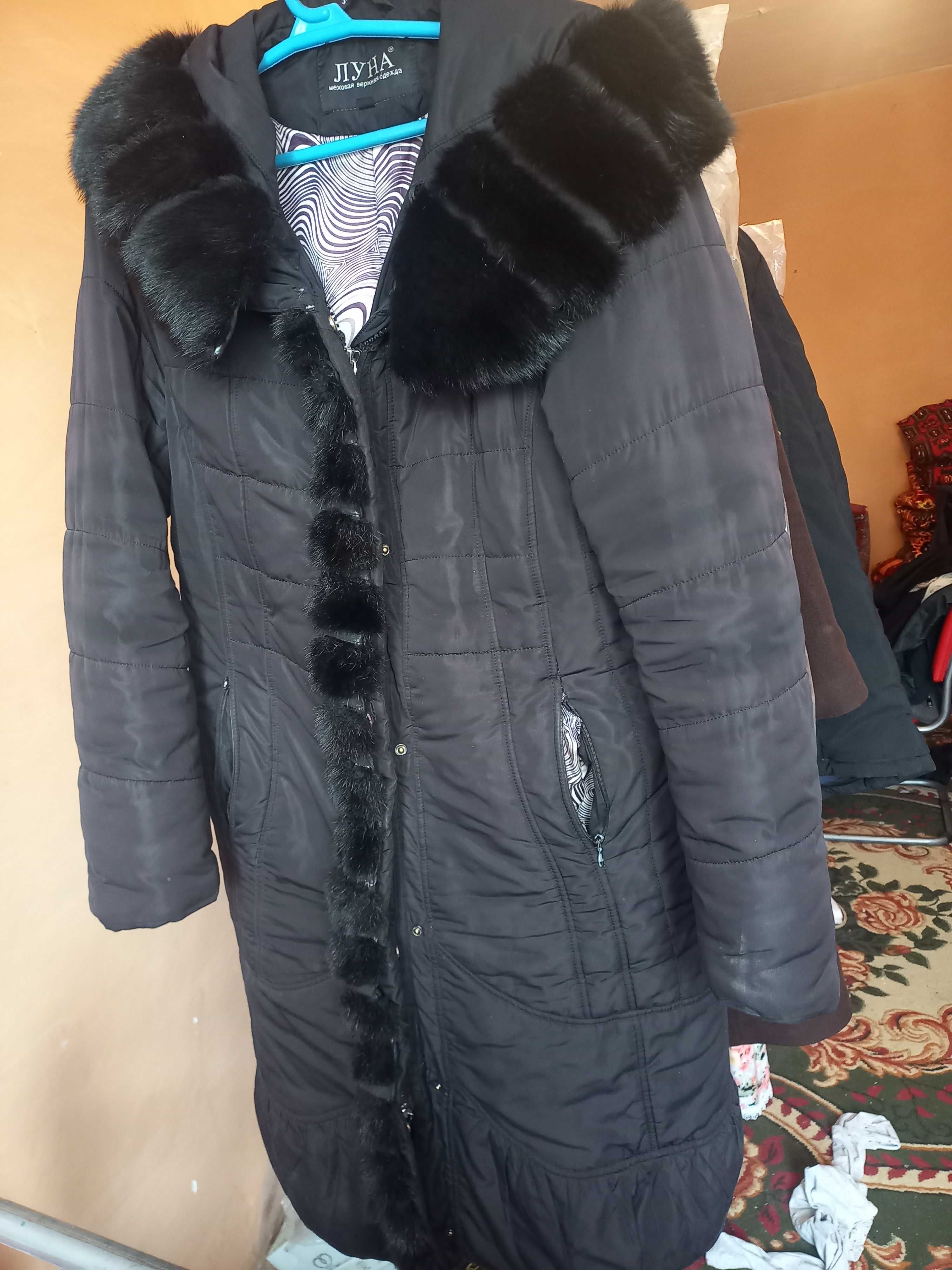 Женское пальто с норковым мехом на капюшоне