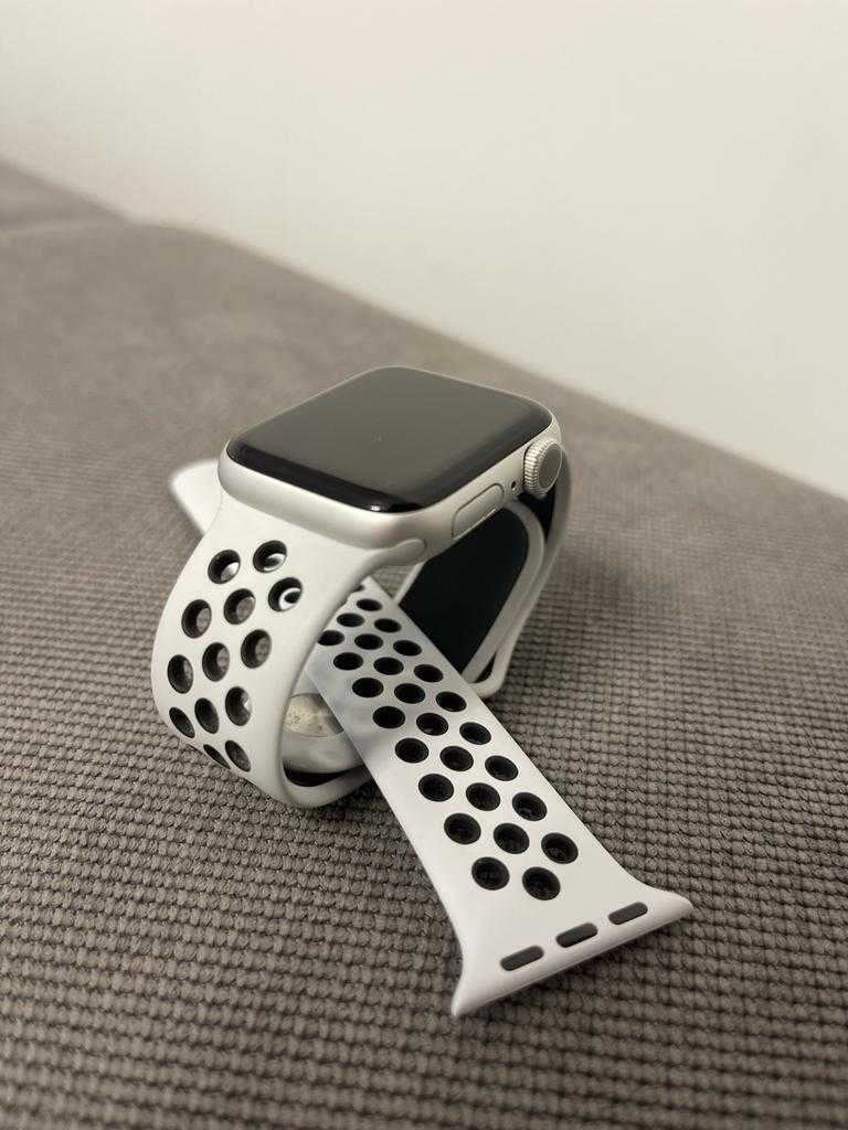 Apple Watch Series 5 - Silver Aluminum Case (40MM)