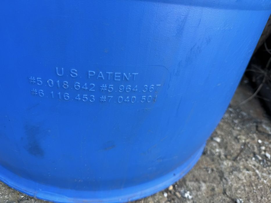 Пластмасови бидони с капаци и гривни