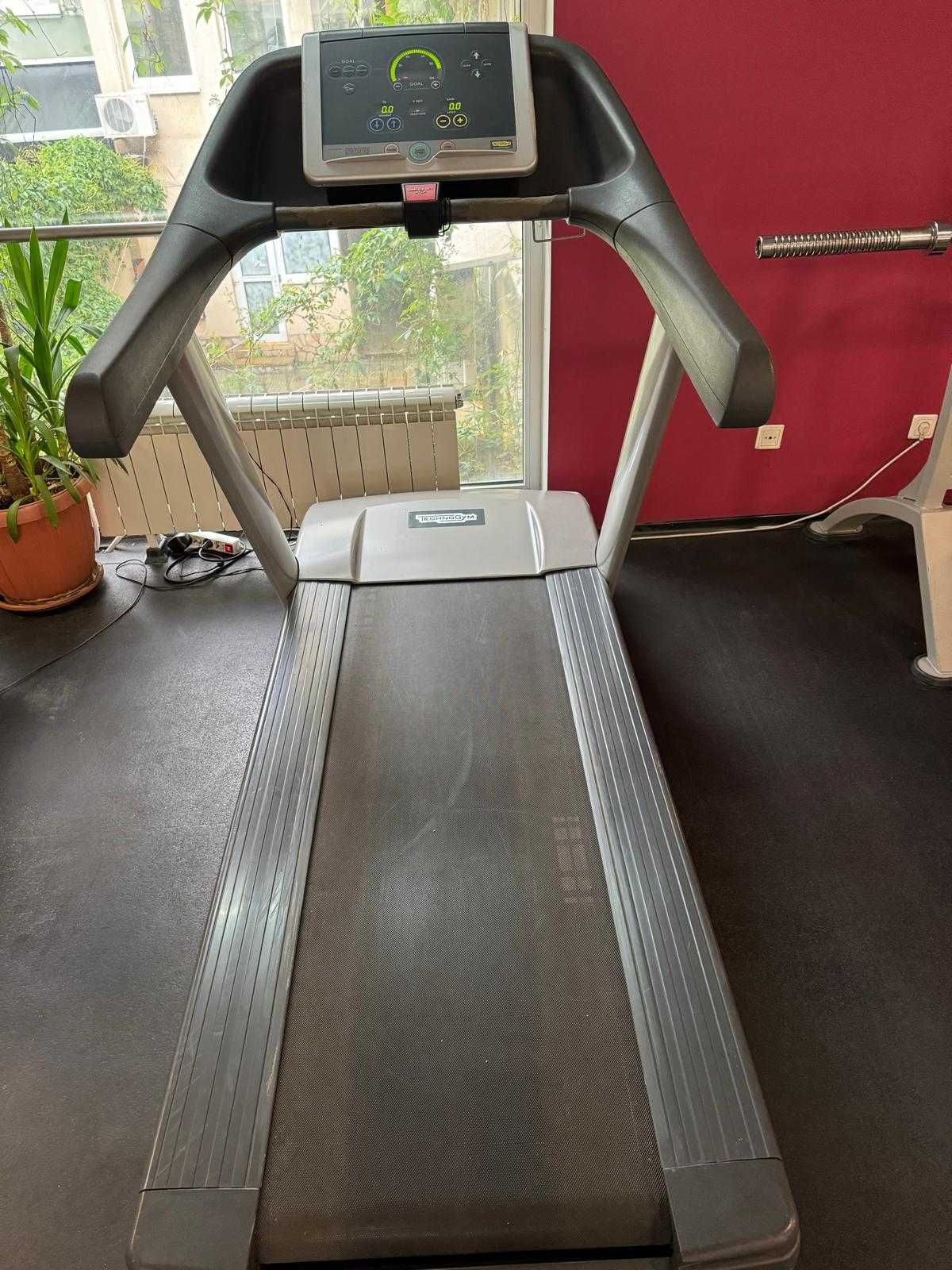 Продава се НЕРАБОТЕЩА бягаща пътека Technogym RUN 500, София (Център)