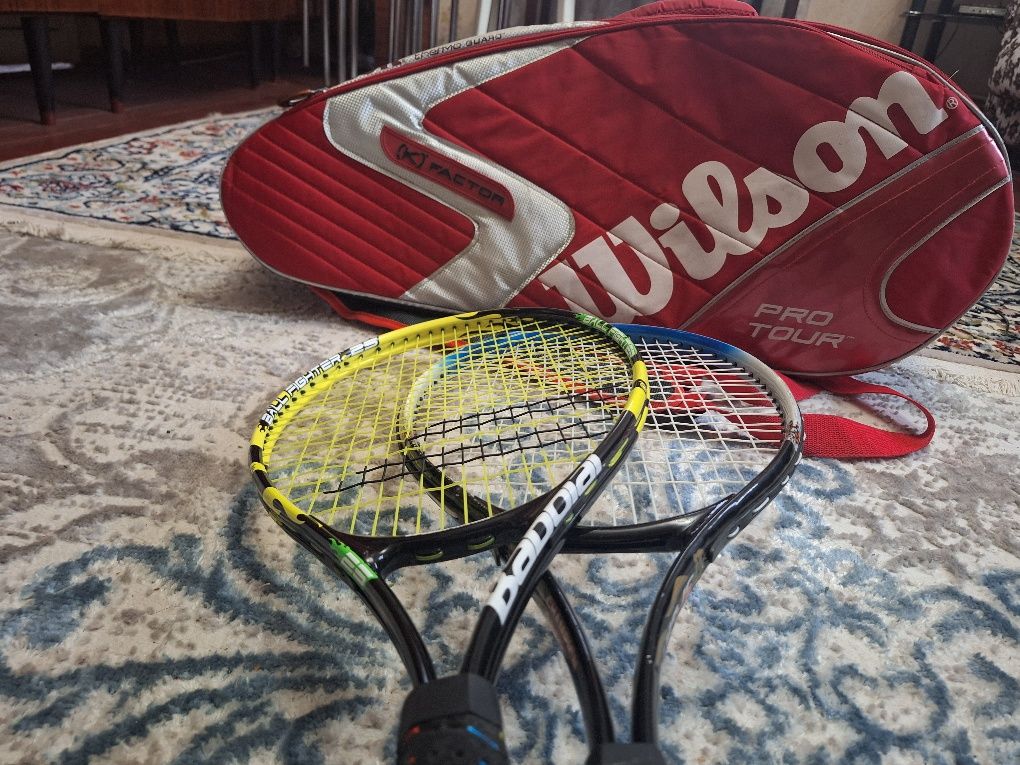 Теннисная ракетка и сумка и чехол для ракетки