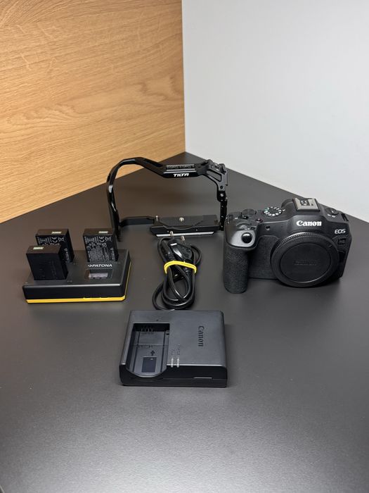 Canon r8 (pachet cu cage tilta si doua baterii originale extra)