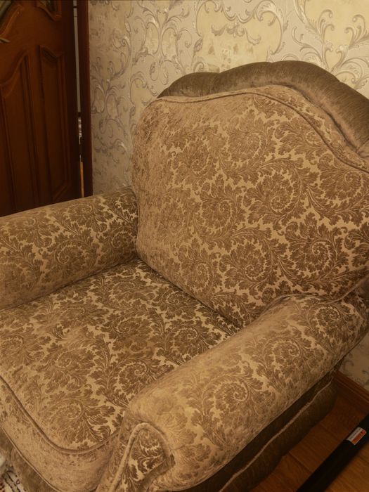 Срочно продаю диваны.Три винтажных дивана