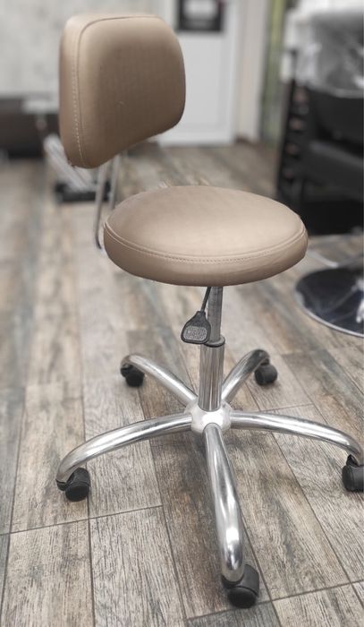 Фризьорски работен стол с амортесьор и колелца .