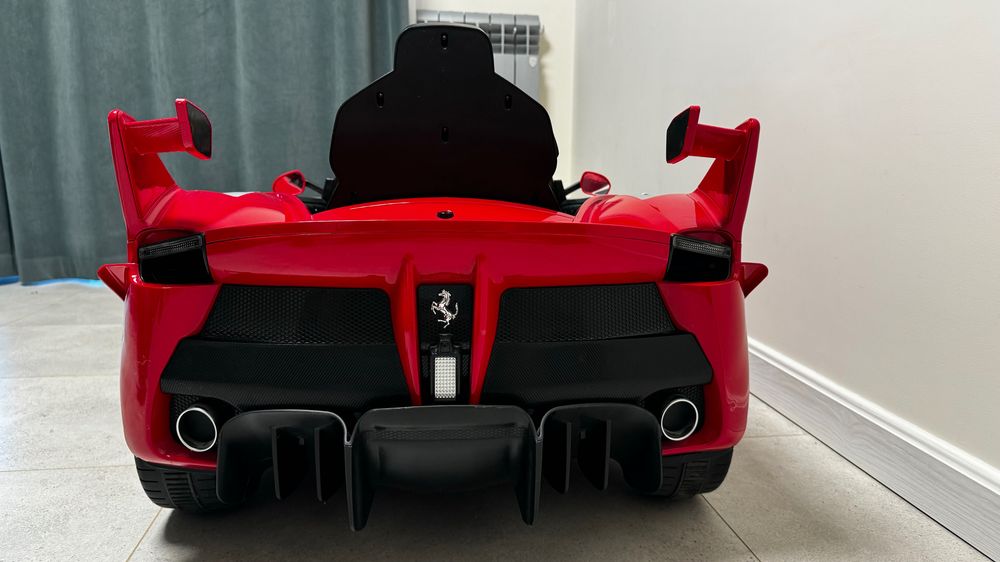 Детская машина. Оригинальная от Ferrari. Куплена в Urban Toys.