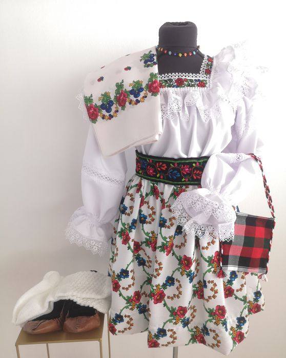 Costum popular de Maramureș pentru Doamne complet