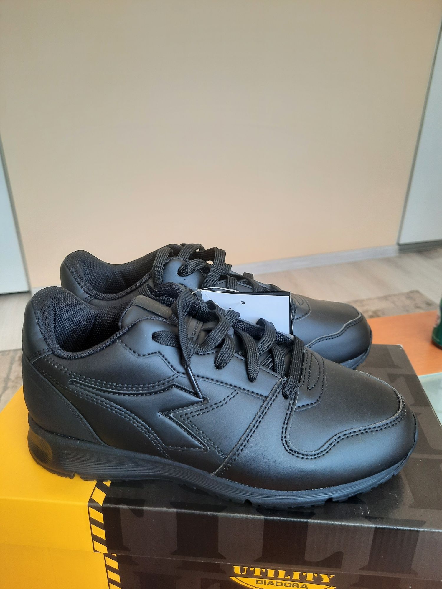 Дамски обувки DIADORA