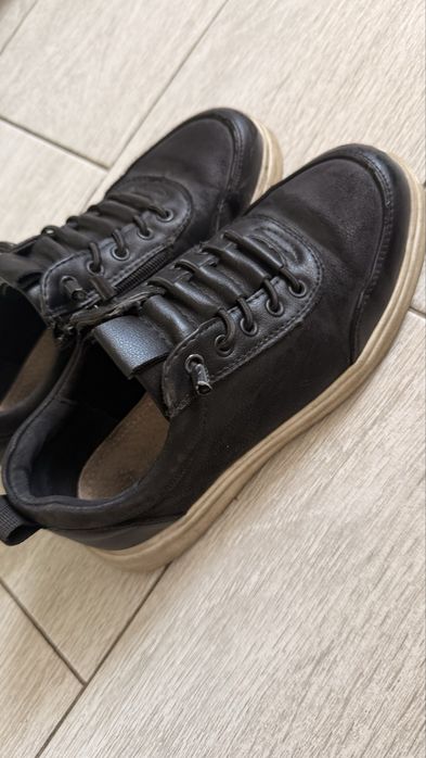 Отдам обувь на мальчика в школу