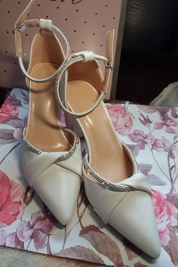 Pantofi albi ocazie/ nunta
