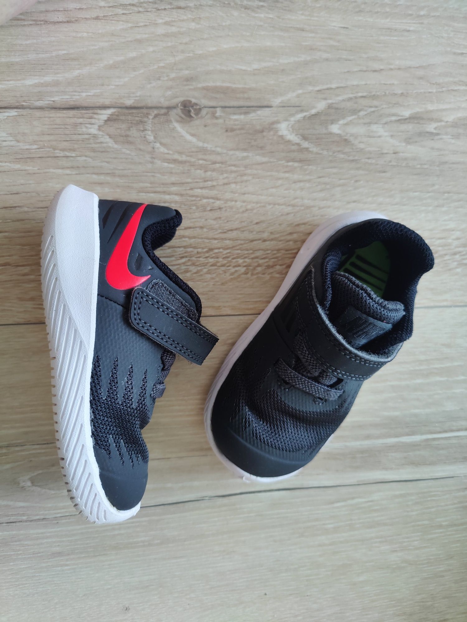 Adidași Nike mărimea 21. O purtare