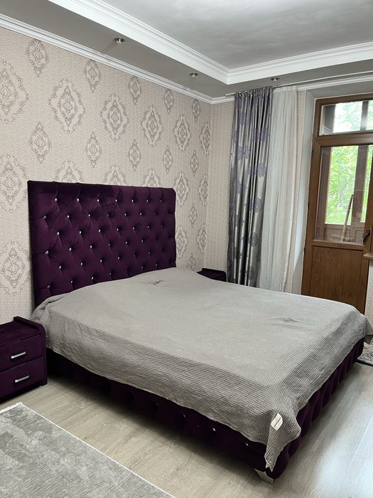 Продается кровать с 2 тумбами и пуфиков