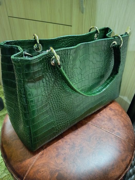 Елегантна чанта от естествена кожа в зелен цвят