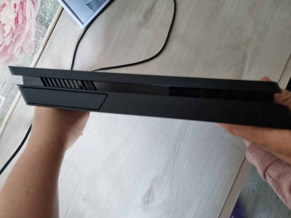 Vând PS 4 Slim 500GB