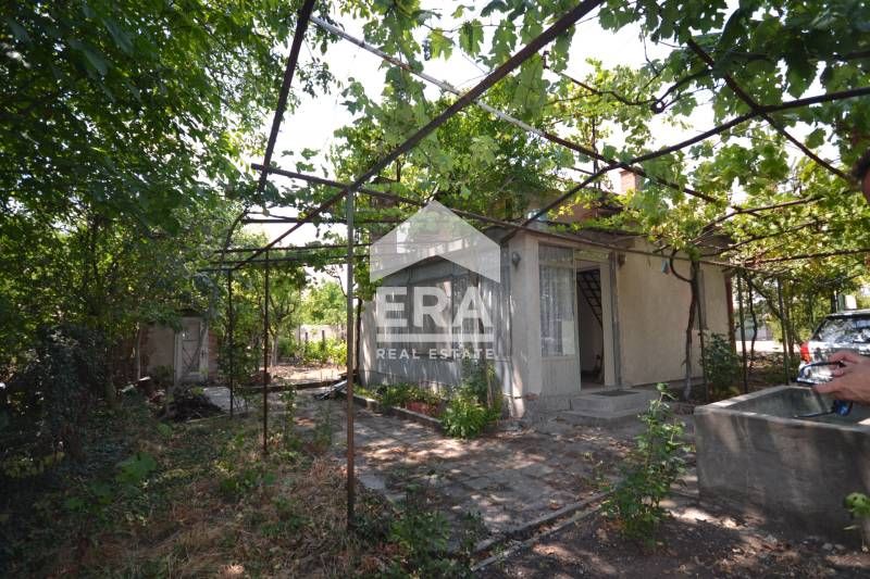 Вила с двор във вилна зона ,,Куба,,