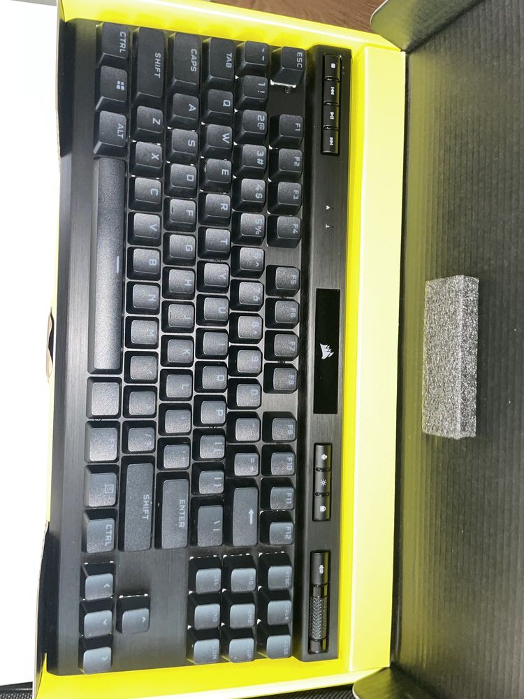 Геймърска клавиатура Corsair K70 RGB TKL
