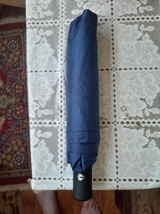 Vând 2 umbrele deschidere automata 20lei bucata