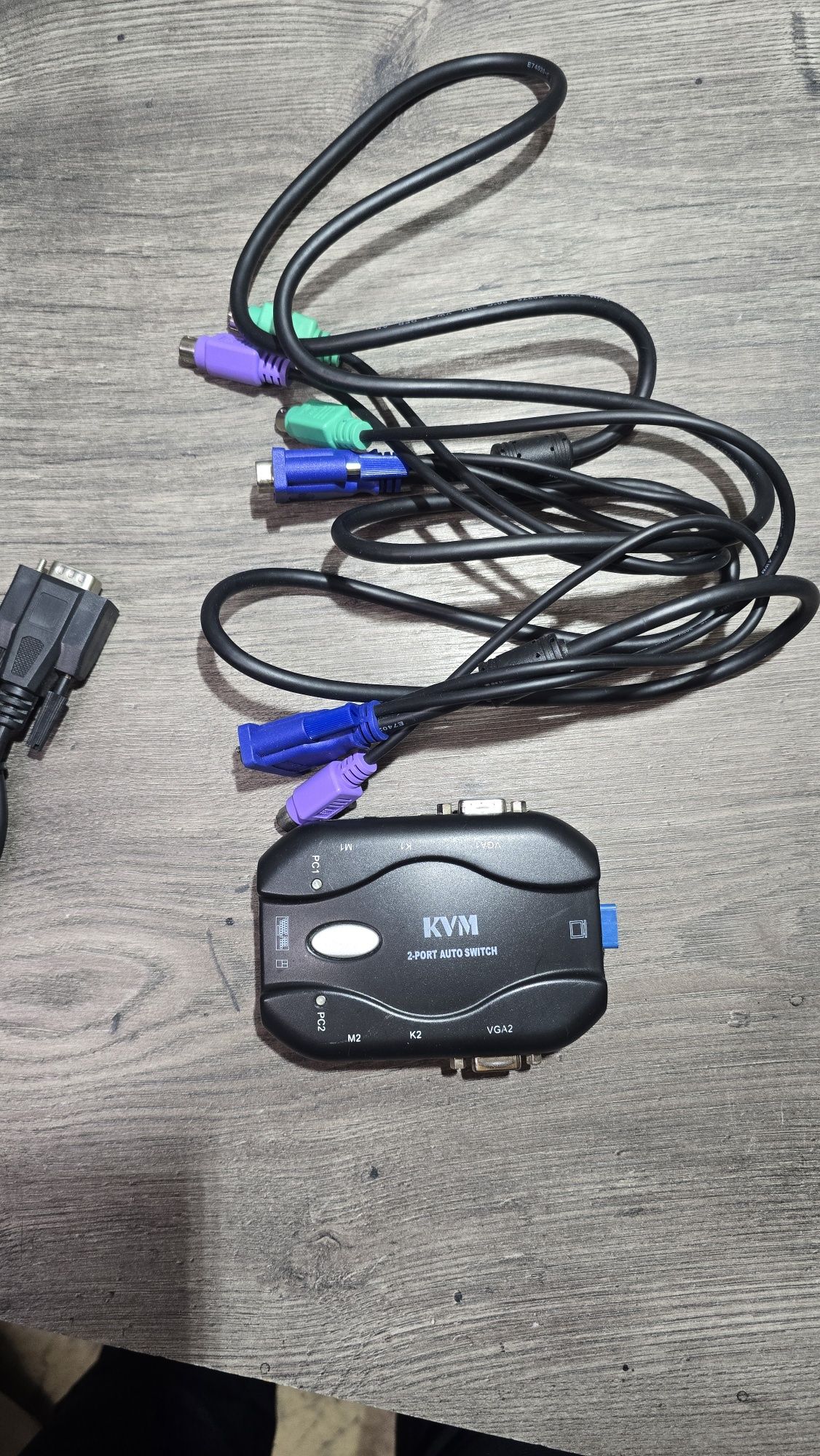 Устройство за използване на два компютъра с един монитор KVM