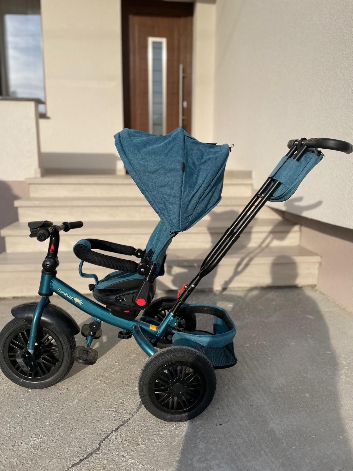Tricicletă cu protecție pentru soare