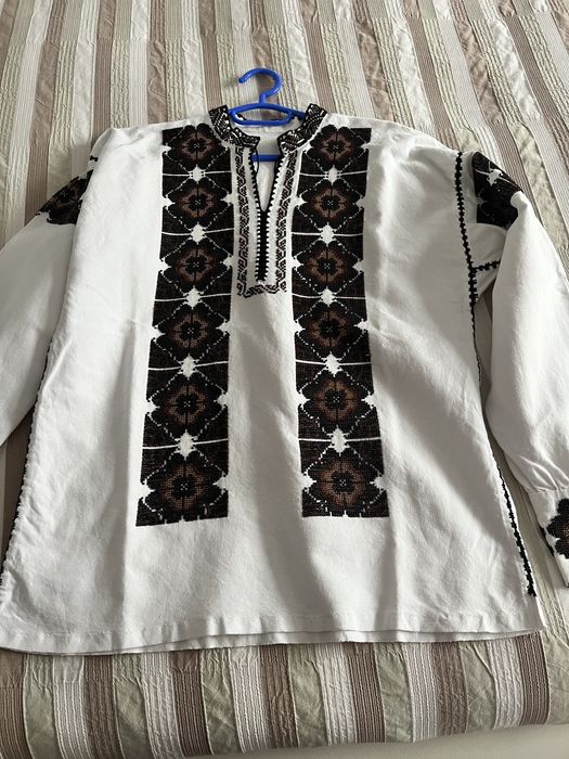 Camasa traditionala cusuta manual cu margele