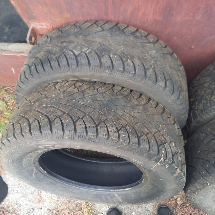 Продам зимние шины размер 245/70R17