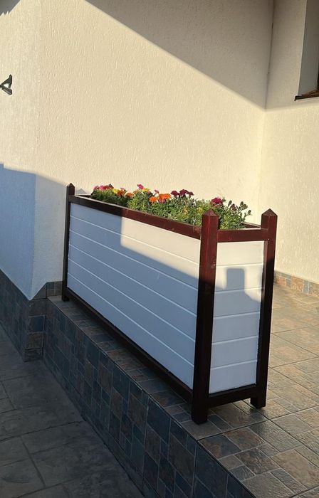 Jardinieră din lemn la comandă – design natural și realizată manual
