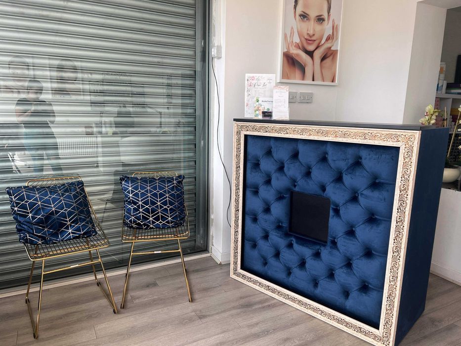 Receptie salon machiaj frizerie hotel pensiune. Doar pe comanda.