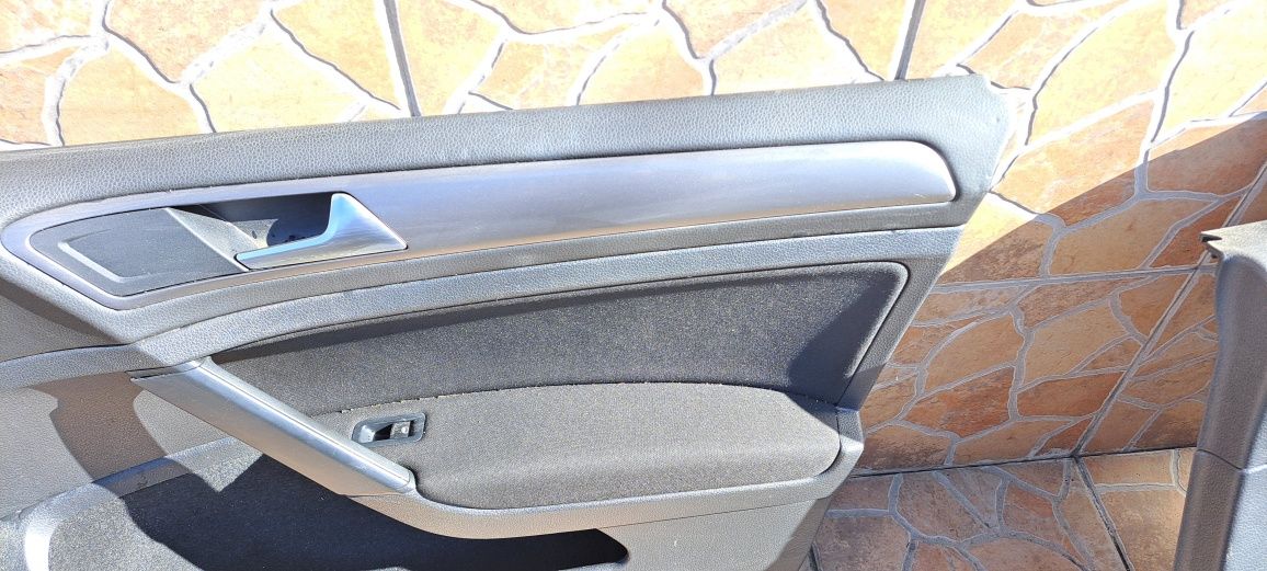 Fete usi VW Golf 7 hatchback auto cu volan normal pe stanga.