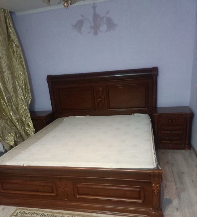 Продам двухспальную кровать с тумбочками