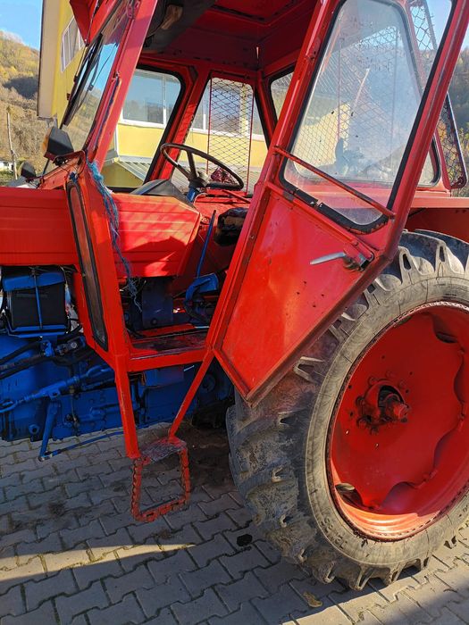 Tractor Universal 650, cu troliu și sapă
