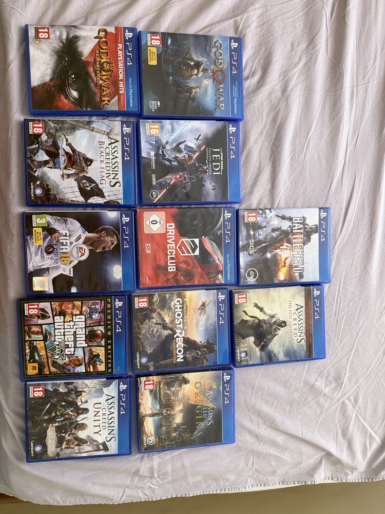 Playstation 4 pro, 1 TB,13 игри , 3 джойстика, перфектно състояние!