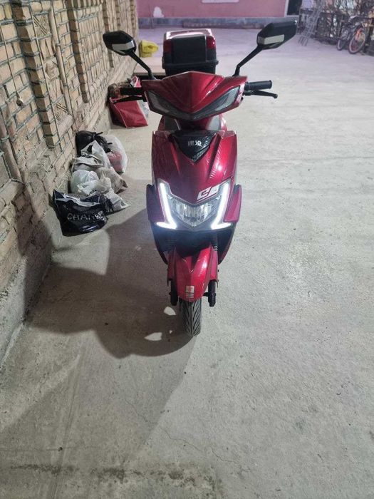 elektron skuter zaryad qilib yuriladi