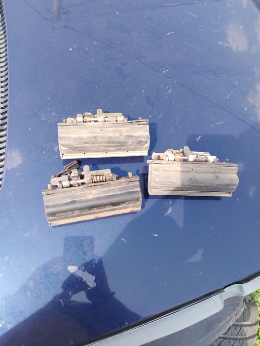 Продавам дръжки за багажник seat toledo