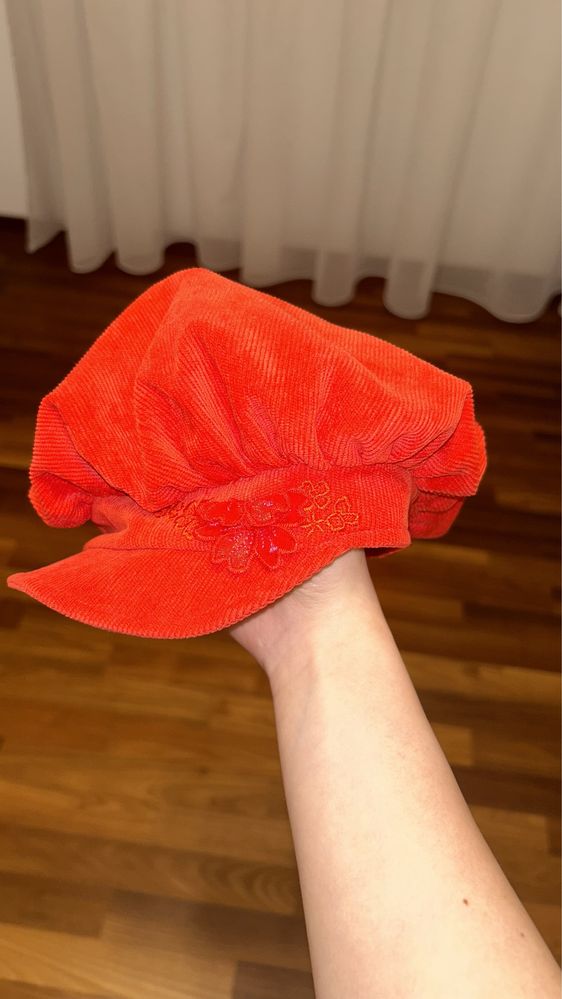 Boneta fetite rosie
