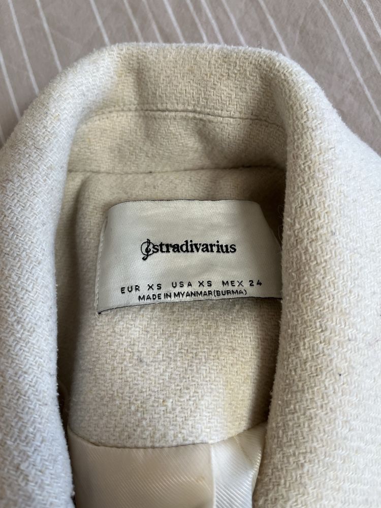 Бяло палто Stradivarius