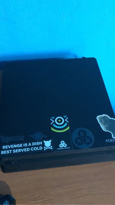 Ps 4 slim 2 manete vand urgent